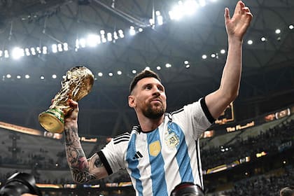 Lionel Messi, con la Copa del Mundo en la mano y la misión cumplida en la selección argentina: el recuerdo de su abuela estuvo presente, como siempre (Photo by Anne-Christine POUJOULAT / AFP)