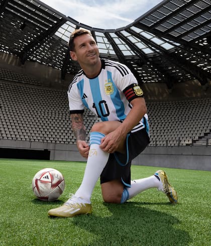 Lionel Messi con la pelota "Al Hilm" que se usará en los últimos cuatro encuentros de Qatar 2022