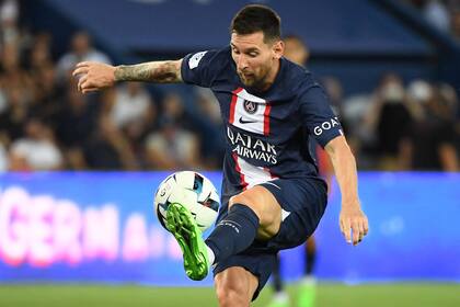 Lionel Messi con la pelota durante el partido que disputaron Paris Saint-Germain y Montpellier.