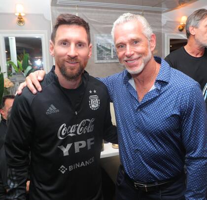 Lionel Messi con Martin Koening, socio de Natalia Denegri (Foto: Gentileza Baires Grill)