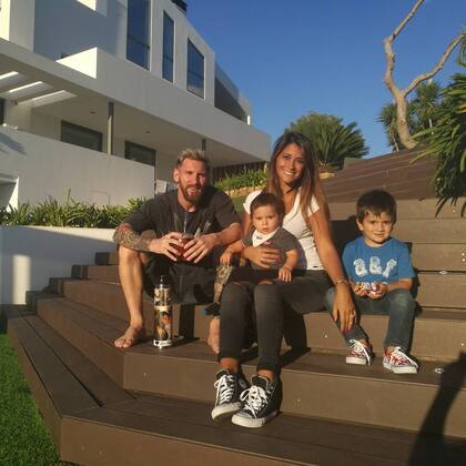 Lionel Messi con mate en mano junto a su mujer y sus hijos en su casa de Barcelona