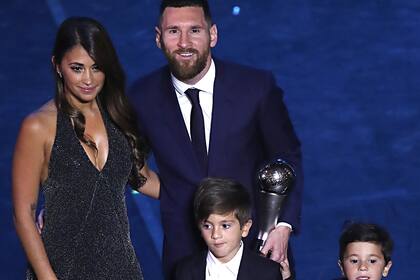 Lionel Messi con su familia, recibe el premio de la FIFA al mejor jugador (Best FIFA Mens player), en Milan, el 23 de septiembre de 2019