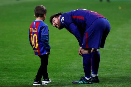 Lionel Messi con su hijo Thiago en el Camp Nou