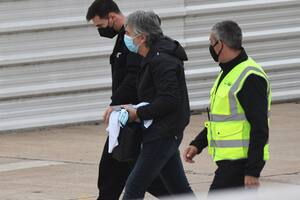 Lionel Messi con su papá, Jorge, en el aeropuerto de Rosario para abordar un vuelo rumbo a Buenos Aires