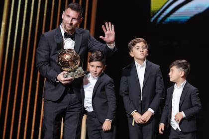 Lionel Messi con sus hijos en el momento de la premiación