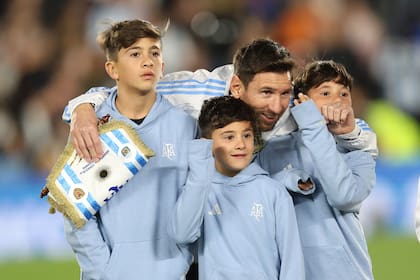 Lionel Messi con sus hijos Partido de las Eliminatorias Sudamericanas de la Copa Mundial de la FIFA 2026 entre Argentina y Venezuela, disputado en el Estadio Más Monumental el 4 de septiembre de 2025 en Buenos Aires, Argentina.