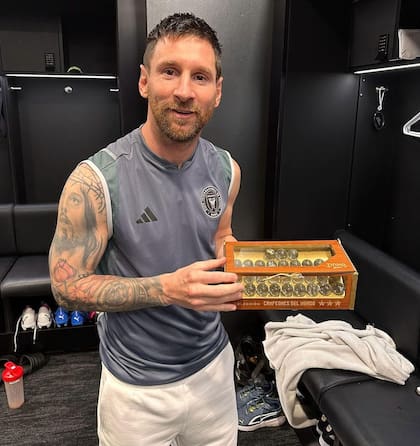 Lionel Messi, con una sonrisa, recibió el regalo de la fábrica santafecina de bolitas
