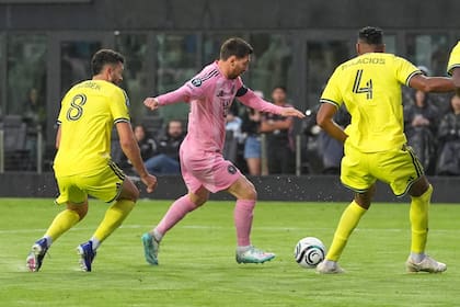 Lionel Messi conduce para Inter Miami ante la presión de Yazbek y Palacios, de Nashville