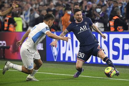 Lionel Messi controla la pelota durante el partido que disputaron el PSG y el Olympique de Marsella.