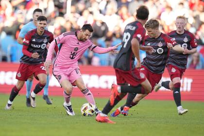 Lionel Messi controla la pelota en un partido de Inter Miami: este sábado podría ser titular