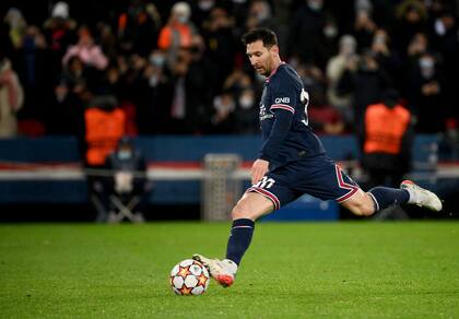 Lionel Messi convierte de penal su segundo gol contra Brujas