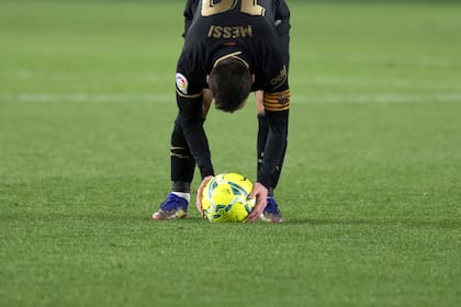 Messi acomoda la pelota antes de la ejecución del tiro libre que terminará en gol
