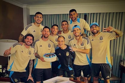 Lionel Messi cumplió 37 años y lo festejó con sus compañeros de la selección argentina