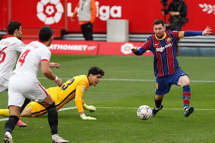 Después de gambetear y ganar los rebotes, Messi se dispone a dar el último toque para su gol