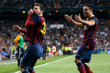 Messi grita un gol, Xavi va a abrazarlo. Juntos fueron parte fundamental del mejor Barcelona de la historia