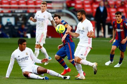 Messi maniobra ante las marcas de Nacho (se fue lesionado) y el francés Raphael Varane. Detrás, observa Pedri.