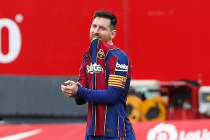 Messi se lleva la camiseta a la boca; mantiene su compromiso con Barcelona, a la espera de lo que depare su futuro