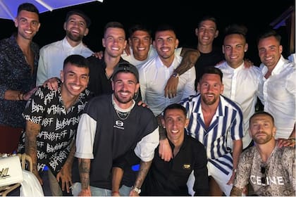 Lionel Messi de festejo con sus compañeros de la selección
Foto: Instagram @leoparedes20