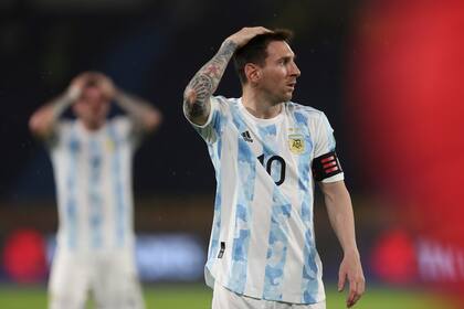 Lionel Messi, de la selección de Argentina, se lamenta durante un partido ante Colombia, correspondiente a la eliminatoria mundialista y disputado el martes 8 de junio de 2021 en Barranquilla (AP Foto/Fernando Vergara)