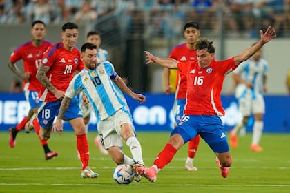 Lionel Messi defiende la pelota ante Igor Lichnovsky