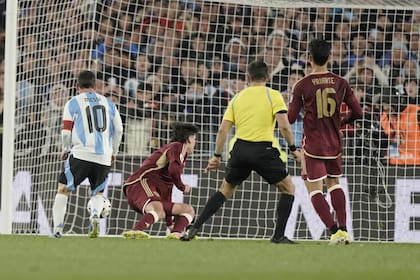 Lionel Messi definió con el arco casi vacío para el 3 a 0 de la selección argentina ante Venezuela