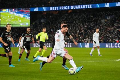 Lionel Messi desborda y lanza el centro de derecha que pasará por toda el área del Rennes y saldrá por el lateral; un buen intento