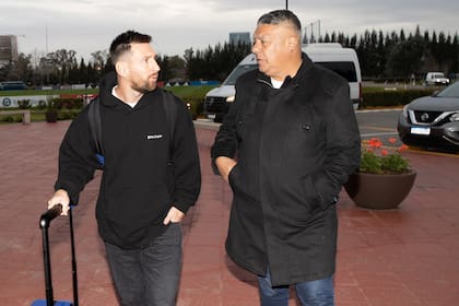 Lionel Messi junto a Chiqui Tapia en el predio de Ezeiza