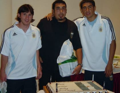 Lionel Messi, Diego Iacovone y Juan Román Riquelme festejando juntos sus cumpleaños, el 24 de junio