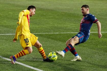 Pie a pie, Messi disputa la pelota con Galán