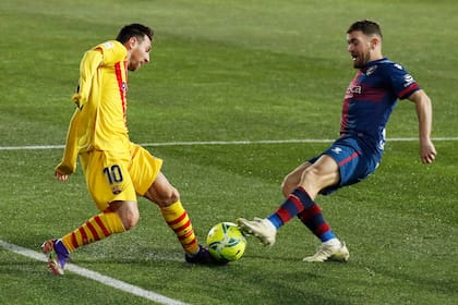 Pie a pie, Messi disputa la pelota con Galán