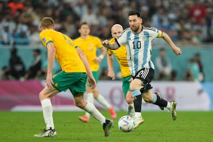 Lionel Messi domina la pelota durante el partido que disputan Argentina y Australia, por los octavos de final de la Copa del Mundo Qatar 2022 en el estadio Ahmed bin Ali, Umm Al Afaei, Qatar, el 3 de diciembre de 2022.