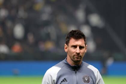 Lionel Messi, durante el calentamiento previo al partido entre Al-Nassr e Inter Miami, su equipo, en Arabia Saudita; la Pulga es suplente