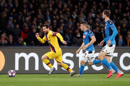 Acelera Messi durante el partido de Barcelona frente a Napoli, en el Sao Paolo. Una imagen infrecuente en la noche napolitana