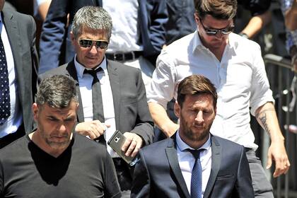 Lionel Messi el 02/06/2016 en Barcelona, España, saliendo junto a su padre, Jorge Messi, del tribunal en el que se lo juzga por presunto fraude fiscal. Lionel Messi se desligó de cualquier responsabilidad al asegurar que él nunca tuvo "ni idea" de cómo se gestionaba su patrimonio porque co