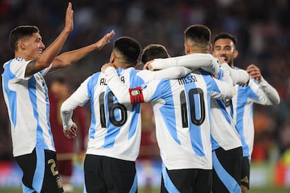 Lionel Messi: el abrazo con sus compañeros tras otra jornada para encuadrar
