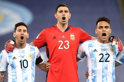 Lionel Messi, Emiliano Martínez y Lautaro Martínez cantan el Himno Nacional Argentino antes de la final de Copa América entre Argentina y Brasil