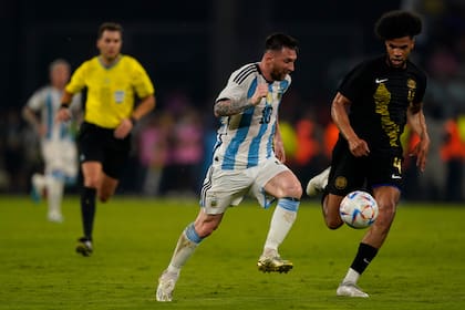Lionel Messi en acción durante el partido amistoso ante Curazao, que se organizó en Santiago del Estero sin intermediarios, según la AFA.
