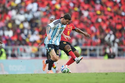 Lionel Messi en acción, en el triunfo de la Argentina vs. Angola