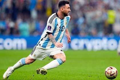 Lionel Messi en acción en la final entre Argentina y Francia el 18 de diciembre de 2022