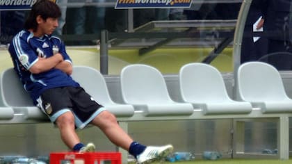 Una imagen, un instante del que se hablaría y escribiría durante años: Messi en el banco el día de la eliminación por penales contra Alemania