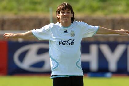 Lionel Messi en Alemania 2006, su primera Copa del Mundo, durante la que cumpliría 19 años; si consigue la clasificación para Qatar, será el único argentino que habrá participado de cinco mundiales