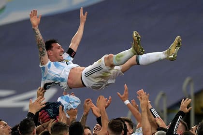Lionel Messi, en andas, un recuerdo para toda la vida