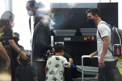 Lionel Messi en el aeropuerto de El Prat, rumbo a París