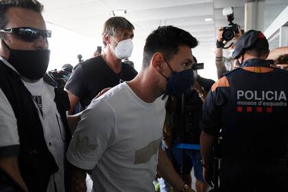 Lionel Messi en el aeropuerto de El Prat, rumbo a París