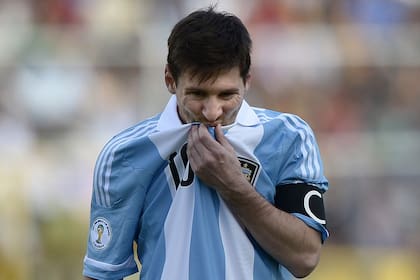 Ya capitán, Messi regresó a La Paz en 2013, y con un plan elaborado por el DT Sabella, la selección rescató un empate; la "Pulga" no pudo evitar el mal de altura ni los vómitos