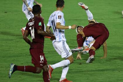 Lionel Messi en el piso; el 10 recibió varias infracciones en el último partido ante Venezuela