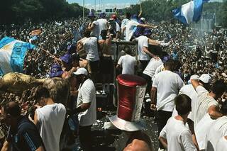 Tocar al protagonista, llevarse en la piel algo de su fama