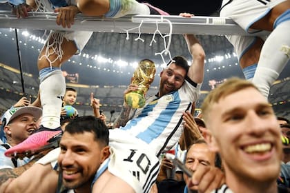Lionel Messi, en los hombros de Kun Agüero, la noche inolvidable