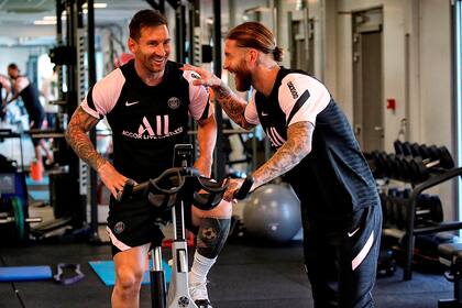 Lionel Messi en una de sus primeras prácticas con PSG, junto con Sergio Ramos, que sigue sin poder entrenarse con normalidad