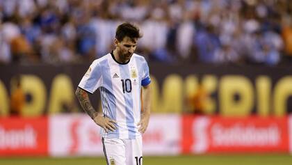 Lionel Messi, en una derrota que lo abrumó y lo llevó a renunciar a la Selección